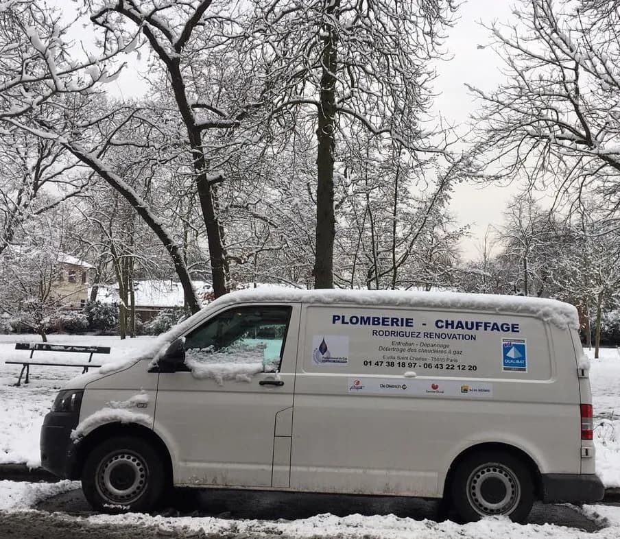 Le véhicule d'intervention RR Énergies sous la neige, prêt à intervenir même en hiver