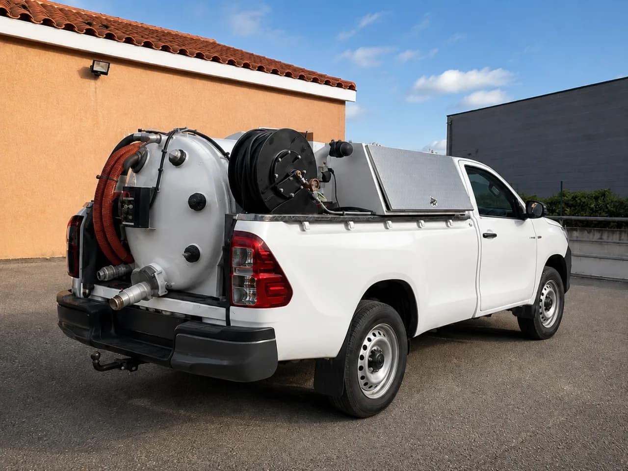Camion hydrocureur RR Énergies équipé d'une cuve, d'un enrouleur et de flexibles haute pression