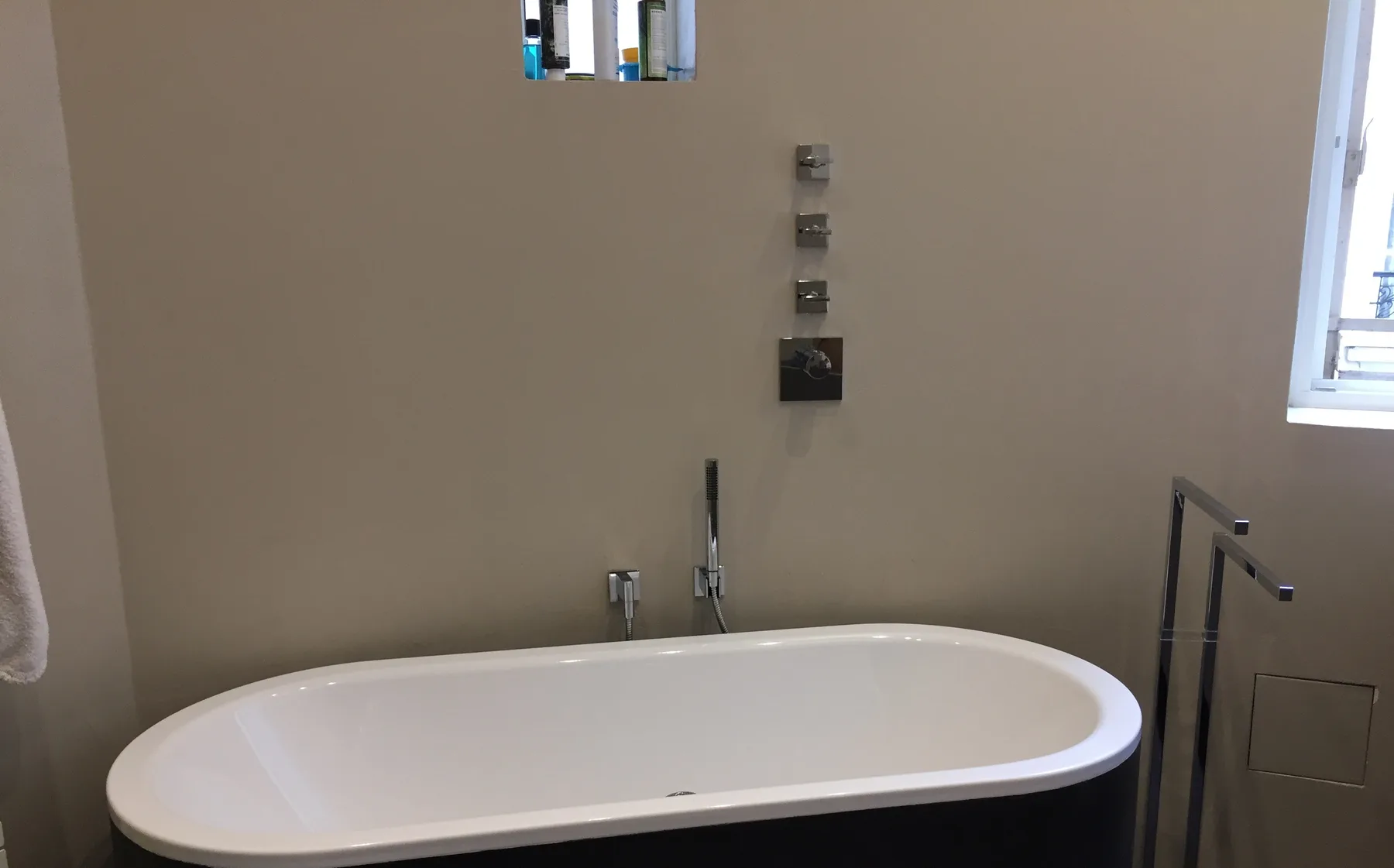 Baignoire moderne à habillage anthracite et robinetterie chromée
