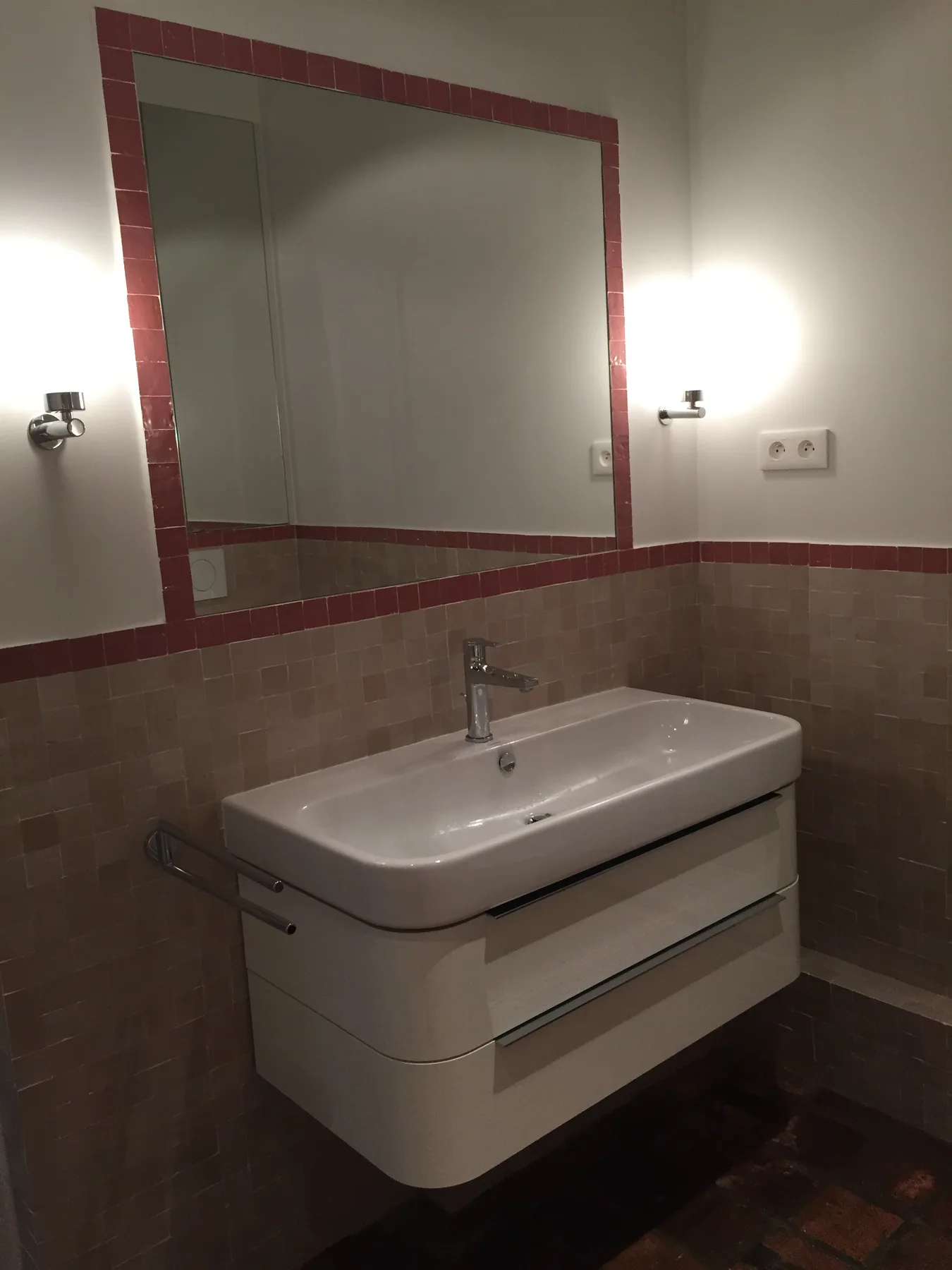 Vasque en céramique sur meuble suspendu avec grand miroir